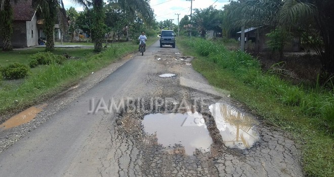 Kondisi jalan di Desa Siliwangi, Sarolangun.
