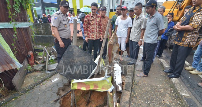 Gubernur Jambi meninjau drainase di Rt 19 Kelurahan payo Lebar. 