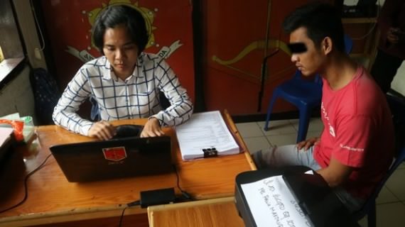 Suhardi (kanan) diperiksa penyidik Polwan Unit Reskrim Polsekta Samarinda Seberang setelah dilaporkan atas kasus pencabulan. Foto: Restu/Kaltim Post/JPNN.com