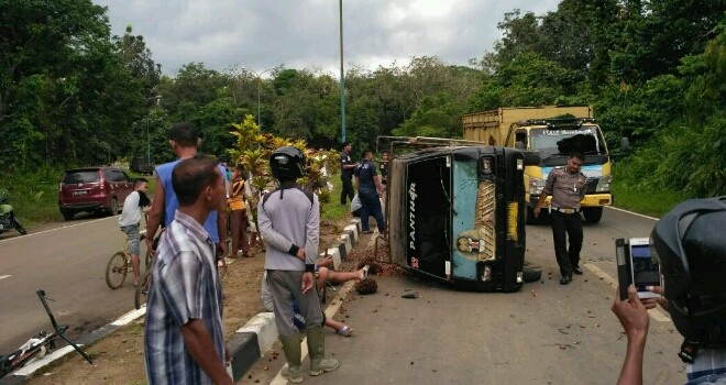 Tampak mobil terguling usai menabrak lampu jalan di Tanjabtim. 