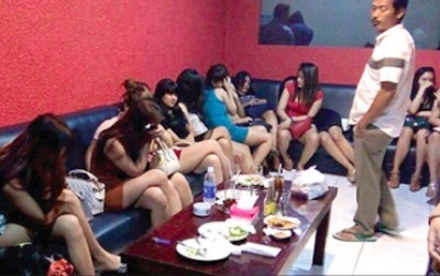  SUDAH DICURIGAI: Para perempuan diamankan Subdit IV Ditreskrimum Polda Jatim di Karaoke Yess, Tulungagung. (POLDA JATIM for JAWAPOS.com)