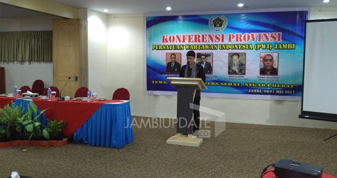 Gubernur Jambi Zumi Zola membuka secara resmi konferensi PWI Jambi yang digelar di Novita Hotel, Kota Jambi, Sabtu (6/5) malam.