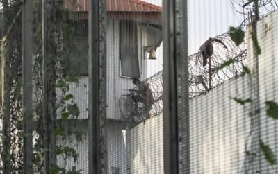 Sejumlah tahanan masih berupaya kabur dengan cara memanjat tembok di Rutan Kelas II B Pekanbaru. (MHD AKHWAN/Riau Pos/JawaPos.com)