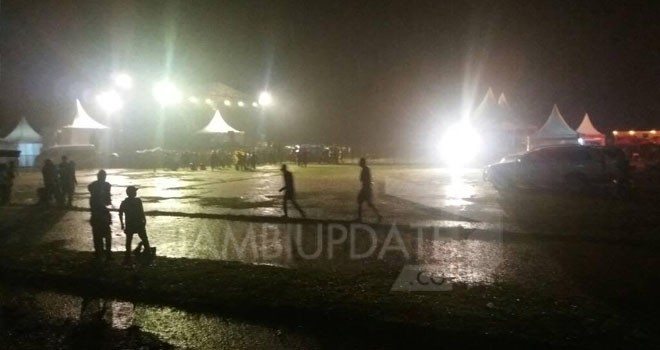 Konser amal SLANK yang di selenggarakan di Stadion KONI Merangin di guyur hujan.