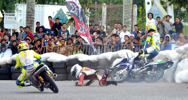 Pembalap saling bersenggolan pada Race Moto Prix Regional I Sumatera putaran III Jambi 2017 resmi dibuka oleh Walikota Jambi, SY Fasha, Sabtu (6/5).