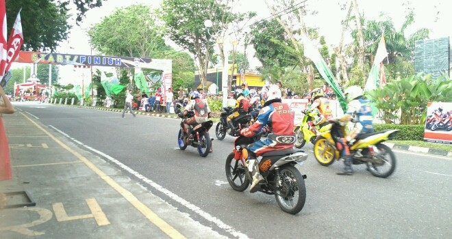 Pembalap saat bersiap-siap di garis start pada kejuaraan  Motor Prix Regional I Sumatera putaran III Jambi 2017 Piala Walikota Jambi.