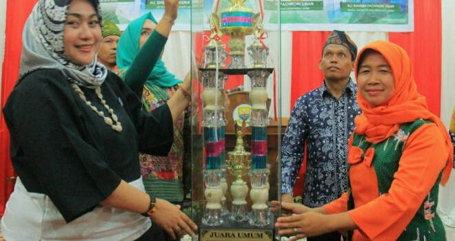 Ketua TP PKK Kabupaten Merangin, Hj. Hesti Haris menerima piala juara umum Jambore PKK 2017. 