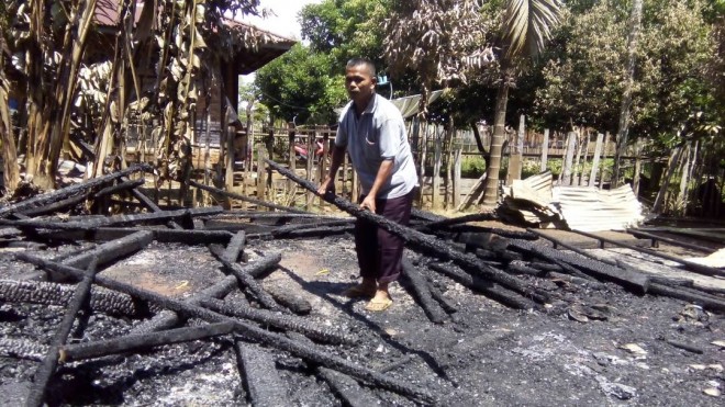 Rumah Yusuf yang hangus di lalap api.