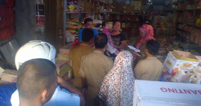 Pemkab Tanjab Barat menurunkan Polisi Pamong Praja untuk mengecek dan merazia setiap pangkalan yang diduga menjual gas melon kepada pihak pengecer.