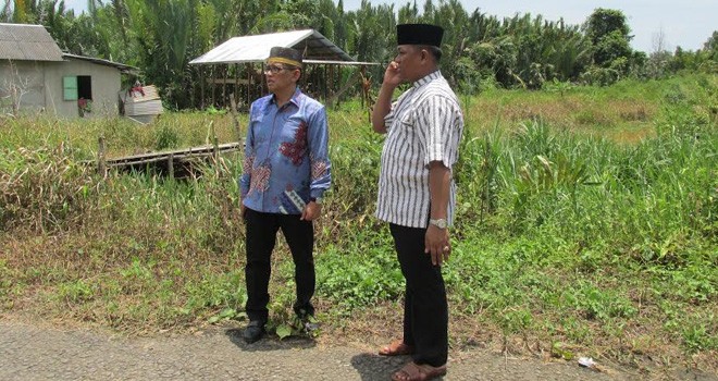 H Bakri saat meninjau lokasi Pembangunan Perumahan Nelayan Di Tanjabtim.