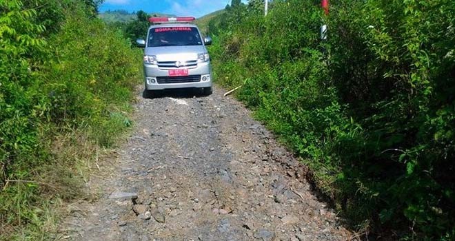 Terlihat jalan menuju puskesmas sungai liuk yang rusak parah.