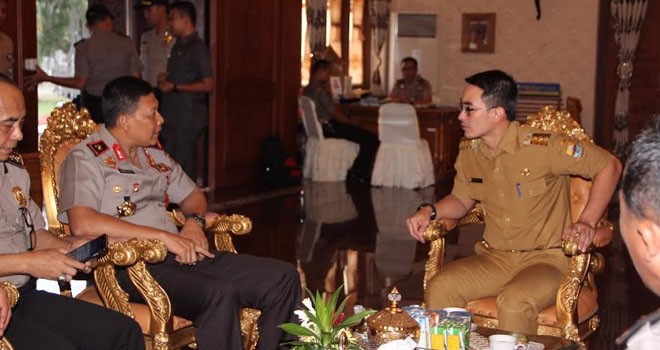 Kapolda Jambi, Brigjen Pol Priyo Widyanto saat bersilahturahmi dengan Gubernur Jambi, Zumi Zola Zulkifli.