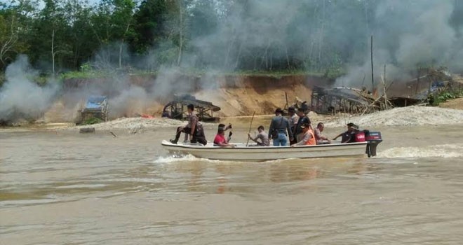 Tim gabungan dari Pemkab bungo, TNI dan Polri saat menggelar razia PETI di sungai Batang Bungo.