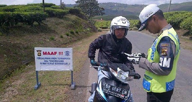 Terlihat anggota satlantas polres kerinci saat melakukan operasi