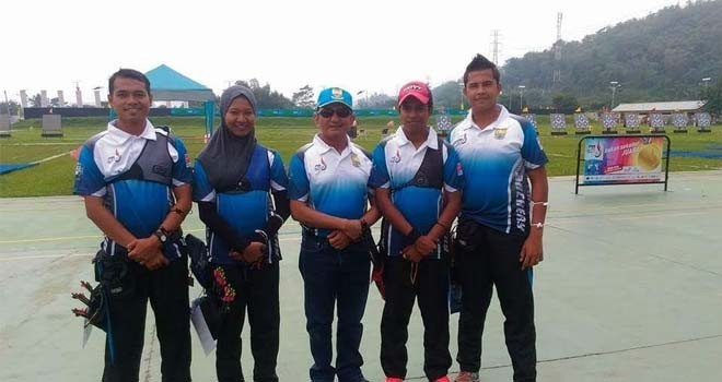 Ketua Perpani Jambi,  Ibnu Ziyadi bersama atlet panahan jambi pada saat PON Jawa Barat 2016 lalu. Foto: Dok. Jambiupdate