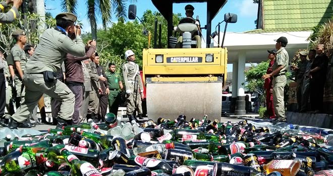 Pemusnahan dengan alat berat Tandem Roller langsung dikemudikan oleh Wali Kota Jambi Sy Fasha. 