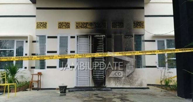 Rumah komisioner KPU tebo yang dibakar beberapa waktu lalu.