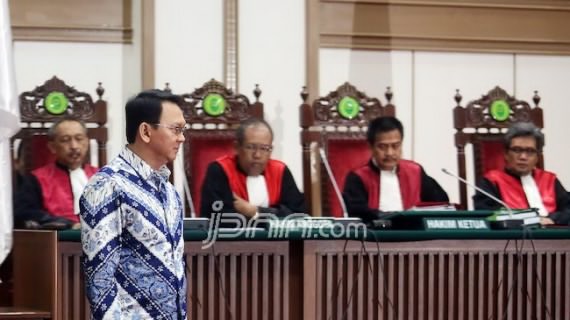 Basuki T Purnama alias Ahok pada persidangan Pengadilan Negeri Jakarta Utara (PN Jakut) di Auditorium Kementerian Pertanian, Selasa (9/5). Agenda persidangan adalah pembacaan vonis perkara penodaan agama. Foto: Ricardo/JPNN.Com
