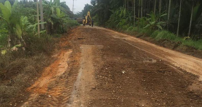 Jalan Sei Saren-Teluk Nilau yang ditangani melalui Sewakelola oleh Dinas PUPR Provinsi Jambi. 