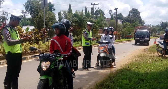 Satlantas Polres Tanjung Jabung Timur saat melakukan operasi patuh 2017.