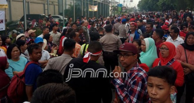 Massa pendukung Basuki Tjahaja Purnama mengerumuni Rutan Cipinang, Jakarta Timur, Selasa (9/5). Foto: Fathan Sinaga/JPNN.com