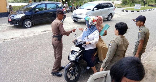 Satpol PP (BKPSDM) menggelar razia di simpang kantor Bupati Sarolangun, Selasa (9/5).