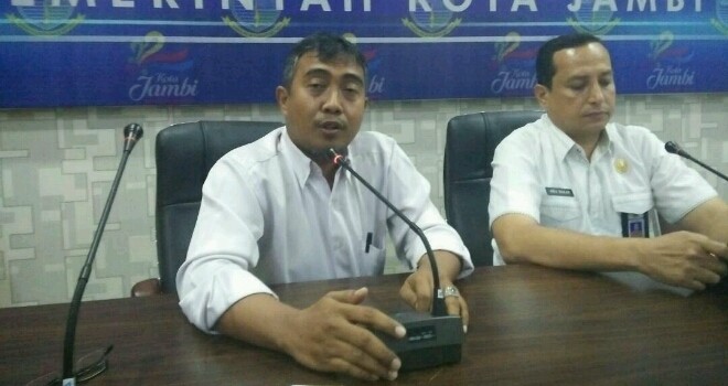 Kabag hukum Edriayansyah (kanan) dan Kabag Humas Setda Kota Jambi Abu Bakar (kiri) saat jumpa pers. 