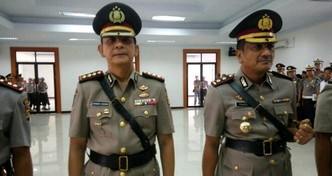  Kapolresta Jambi AKBP Achmad Fauzi SIK, (kanan) menggantikan Kombes Pol Bernard Sibarani (kiri).