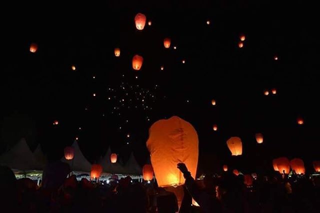 Pelepasan lampion Waisak di Kawasan Percandian Muara Jambi, Kabupaten Muaro Jambi.