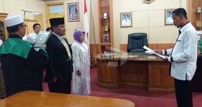 Wabub saat Bungo Lantik Pejabat Eselon III dan IV di Ruangannya.