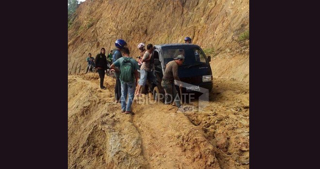 Jalan Penghubung Desa Sungai Tutung-Pungut Mudik, Kecamatan Air Hangat Timur yang longsor.