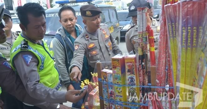 Razia petasan di tugu juang beberapa waktu lalu.
