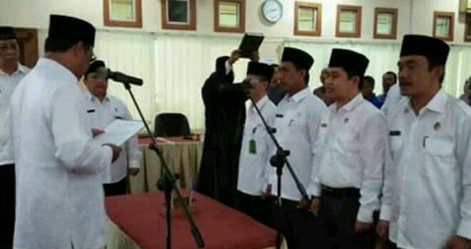 Kakanwil Kemenag Provinsi Jambi, M. Thahir saat melantik 4 Kakan Kemenag Kabupaten/Kota