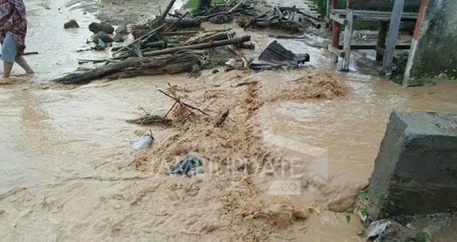 Banjir bandang yang melanda jalan Depati parbo Sungai Penuh.