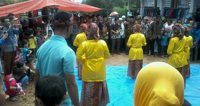 Bupati Al Haris Saat Disambut Antosias Warga Baru Nalo.