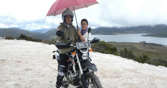 Presiden Joko Widodo dan Ibu Negara Iriana di Jalan Trans Papua. Foto: Biro Pers Kepresidenan