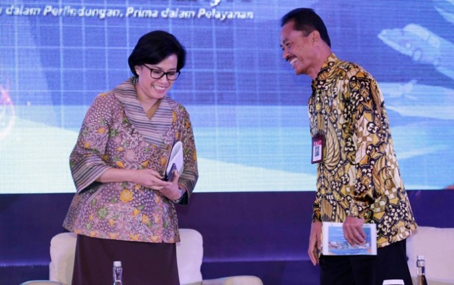 Menkeu Sri Mulyani Indrawati dan Direktur Utama PT Jasa Raharja Budi Setyarso di Gedung Dhanapala, Kemenkeu, Jakarta, Jumat (12/5). (IMAM HUSEIN/JAWA POS)