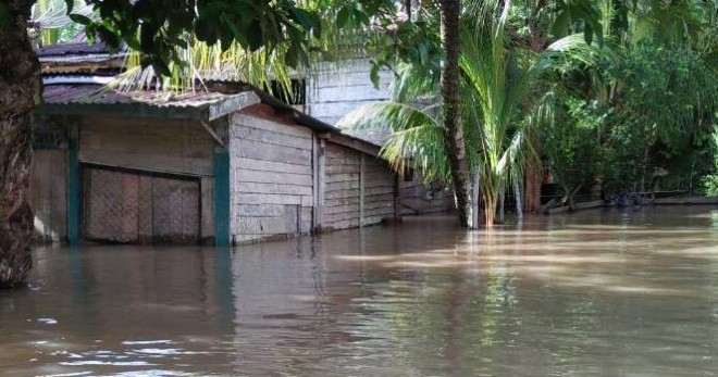 Ratusan rumah warga di Muara Tabir, Tebo yang rumah terendam banjir dengan ketinggian mencapai 2 meter.