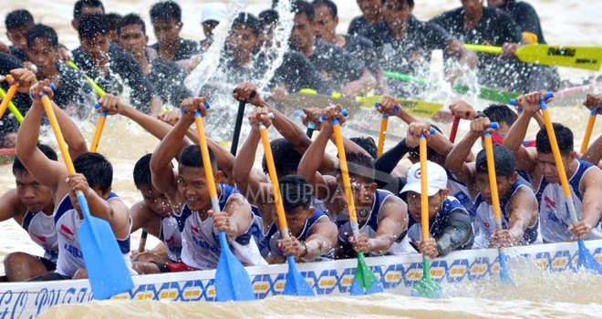 Peserta pacu perahu tradisional HUT Tanah Pilih Pusako Betua ke-616 dan HUT Kota Jambi. 
