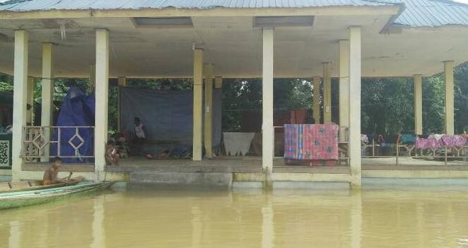 Warga Kelurahan Pauh Kecamatan Pauh yang rumah terendam banjir mengungsi di Pendopo yang ada di kelurahan.