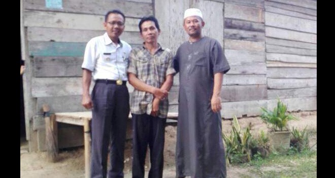 Lurah bersama Ketua RT 49 Kelurahan Kenali Asam Bawah, Suparyono (Kanan) saat tinjau rumah warga yang akan di bedah beberapa waktu lalu.