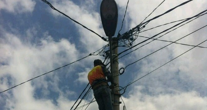 Pemasangan Lima Lampu Jalan di RT 49 Kenali Asam Bawah.