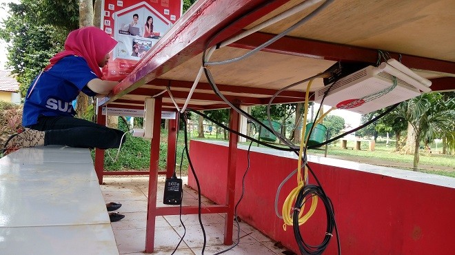 Tampak wifi corner milik Telkom di Perkantoran Muarasabak dirusak orang tak dikenal.