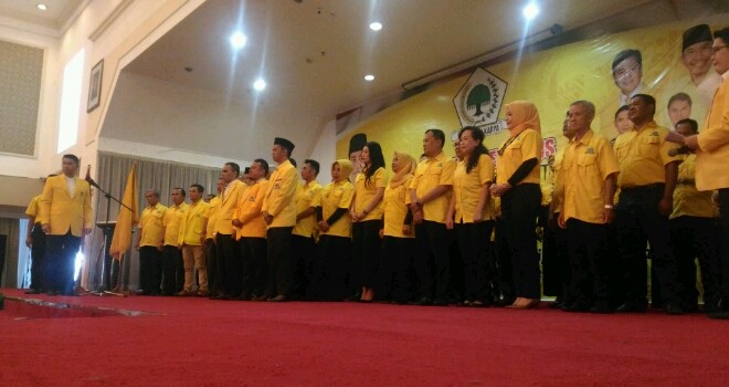 Pelantikan pengurus DPD II Golkar Kota Jambi di aula Novita Hotel, Sabtu (13/5).