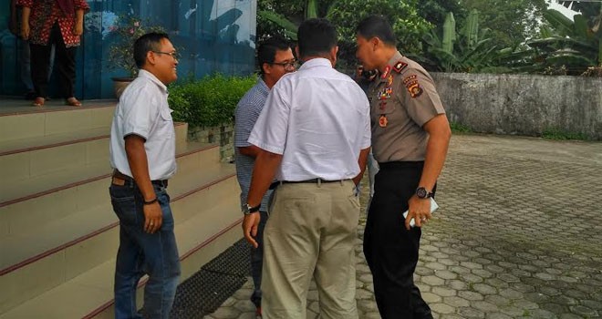 Kapolda Jambi, Brigjen Pol Priyo Widyanto lansung disambut CEO Jambi Ekspres Sarkawi, Pimpinan Perusahaan, Setya Novanto beserta Pimpinan Redaksi Pirma Satria.
