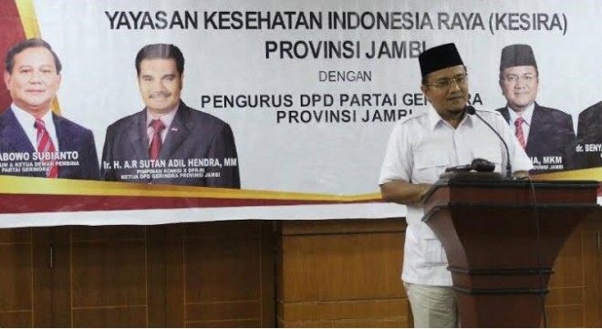 dr. Maulana memberikan sambutan pada acara Kesira Jambi. Gelar aksi sosial, dr. Maulana gelar sunatan masal.