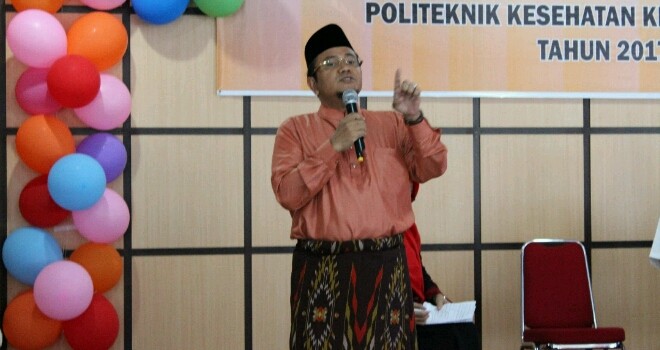 dr. Maulana, MKM saat menjadi narasumber pada Career Expo dan Gelar Prestasi dalam rangka Dies Natalis Poltekkes Kemenkes Jambi, Senin (15/5).