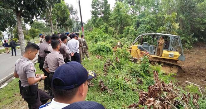 Dinas Perkim dibantu petugas Sat Pol PP, Dinas Perhubungan dan juga Polres Bungo melakukan eksekusi lahan yang berada tepat di depan kantor Bupati Bungo, Selasa (16/5).