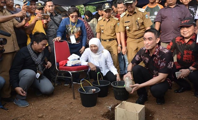 Gubernur Jambi, Zumi Zola bersama Menteri Sosial RI, Hj. Khofifah Indar Parawansa saat melakukan Peletakan Batu Pertama Pembangunan Balai Sosial Komunitas Adat Terpencil Suku Anak Dalam (KAT SAD) Sungai Surian di Desa Pulau Lintang Kecamatan Bathin VIII Kabupaten Sarolangun.