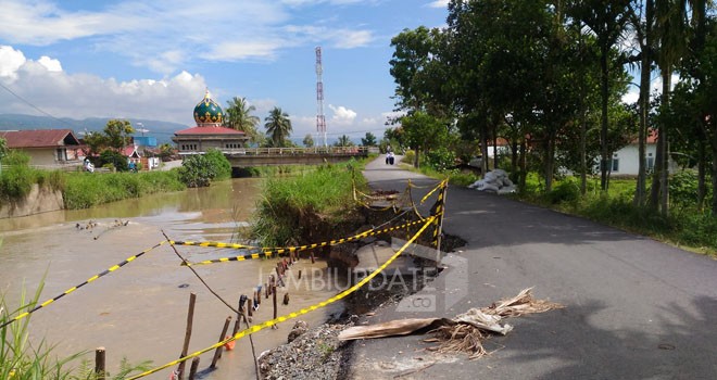 Terlihat ruas jalan menuju SMAN 5 Sungaipenuh kian parah.